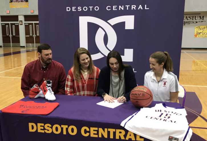 Shelby Maddox signs for Hannibal-LaGrange